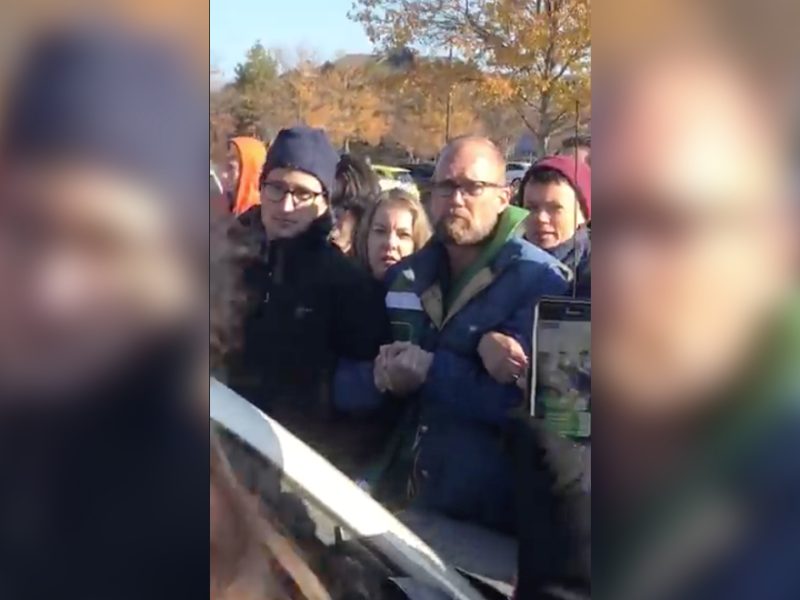Los manifestantes bloquearon el paso a una camioneta de ICE que trasladaba a Samuel Oliver Bruno, migrante que asistía a una cita en una oficina de USCIS