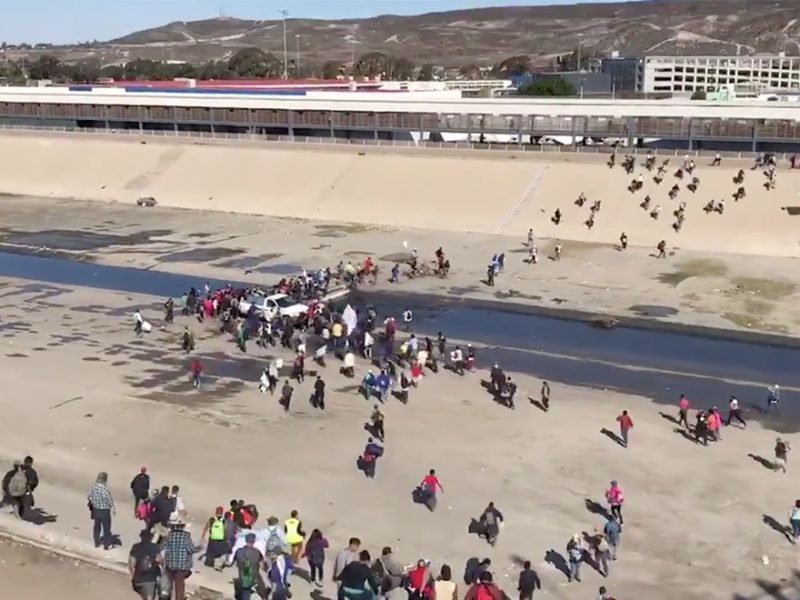 Los 42 migrantes detenidos el domingo 25 de noviembre no enfrentarán cargos por cruzar la frontera de forma irregular, aún se desconoce cuál será su proceso