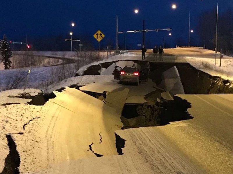 Se registra erremoto de 7 grados en Alaska y genera alerta de tsunami para zonas costeras cerca de la ciudad de Anchorag.
