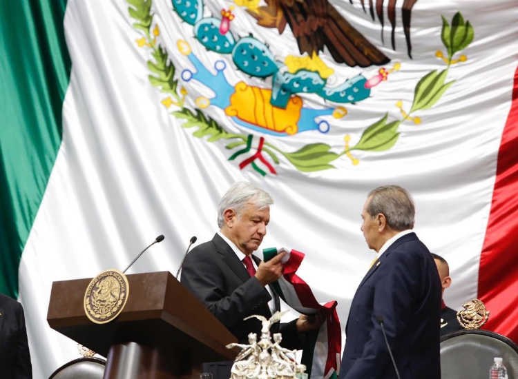 El nuevo presidente de México reconoció a los migrantes mexicanos que viven en Estados Unidos. "Las remesas son los ingresos con mayor beneficio social".