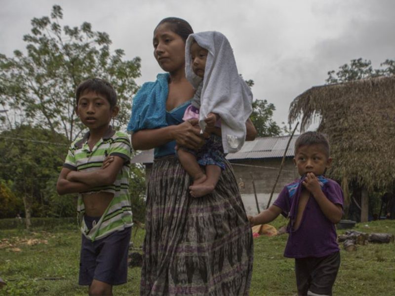 Claudia Maquin (27 años), camina junto a sus hijos Abdel, (9 años), Ángela (6 meses) en brazos, y Elvis Caal Maquin (5 años) en Raxruha, Guatemala. Su hija de 7 años, Jakelin murió en un hospital de Texas dos días después de ser detenida por agentes fronterizos en Nuevo México.