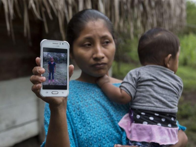 Claudia Maquin, de 27 años, muestra una foto de su hija Jakelin Amei Rosmery Caal Maquin en Raxruha, Guatemala, el sábado 15 de diciembre de 2018