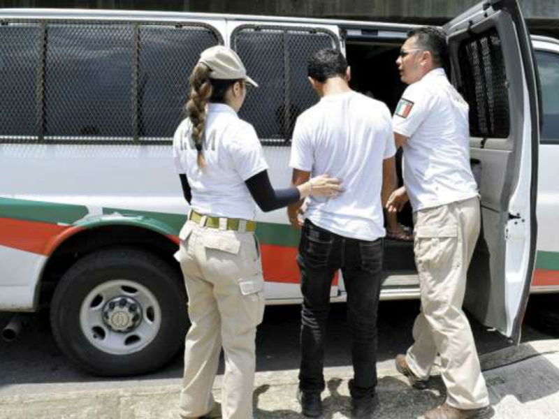 López Silvestre, originario de Chiapas, lo detuvo elo INM por confundirlo con un migrante, esto durante viajaba en un autobús rumbo a Puebla para trabajar
