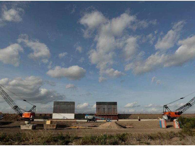 Los primeros paneles del muro fronterizo en un sitio de construcción a lo largo de la frontera entre Estados Unidos y México, el jueves 7 de noviembre de 2019, en Donna, Texas (Foto: AP/Eric Gay)
