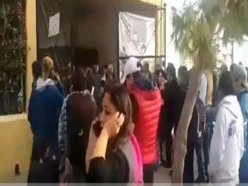 Menor inicia balacera en colegio de Torreón/ captura de pantalla de padres afuera del colegio