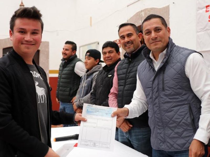 El programa 2x1 benefició a 39 mujeres y 44 hombres, las becas tuvieron una inversión de 830 mil pesos por parte del Gobierno, el Municipio y la organización