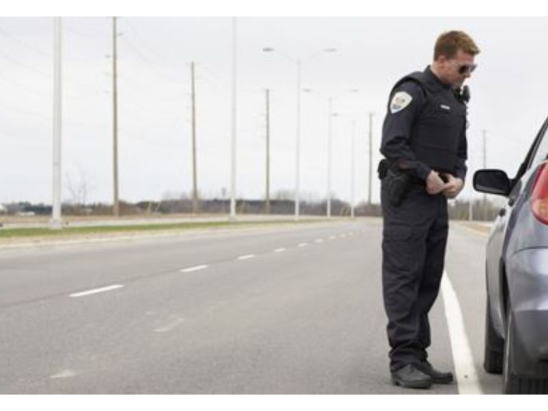 Conducir sin licencia es ilegal en todo Estados Unidos, sin embargo hacerlo siendo migrante es aún más peligroso para tu estancia.