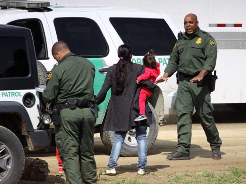 Dos padres que fueron separados de sus hijos en la frontera con Estados Unidos y México, demandaron al gobierno de Donald Trump por $12 millones de dólares.