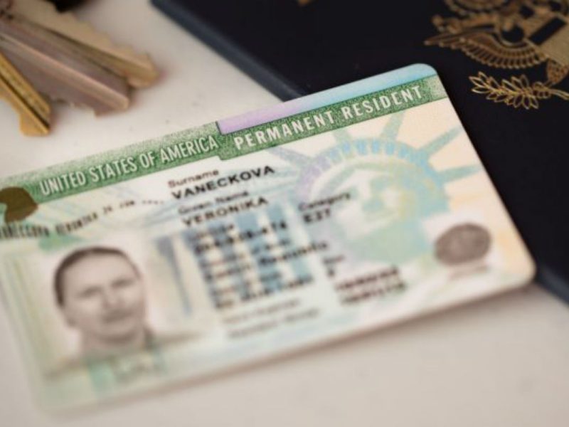 Cuando un migrante se casa con un residente o ciudadano obtiene una residencia permanente condicional, si se divorcia puede perder el beneficio