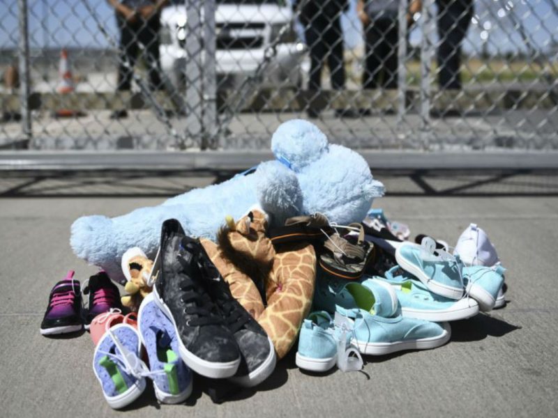 La jueza federal Dana Sabraw de California, se negó a restringir el poder del gobierno para separar a los padres a sus hijos. 