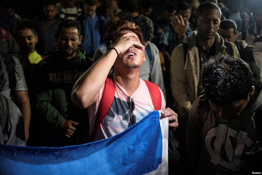 Se calcula que la caravana está formada por más de mil personas que dicen huir de la violencia, la pobreza y la falta de oportunidades en Honduras.