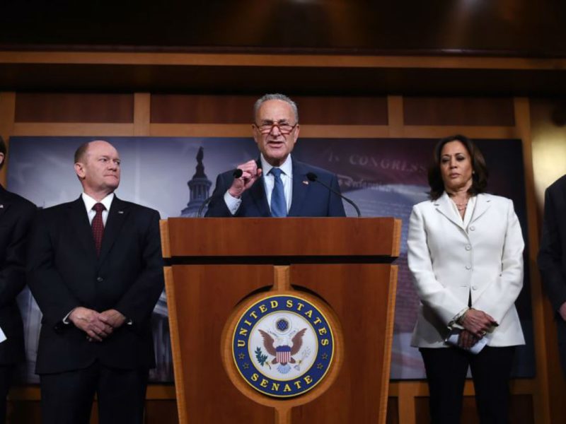 El líder de la minoría del Senado Chuck Schumer, junto a los senadores Richard Blumenthal , Chris Coons, Kamala Harris y Chris Van Hollen, habla sobre el juicio por juicio político, el jueves 16 de enero de 2020.