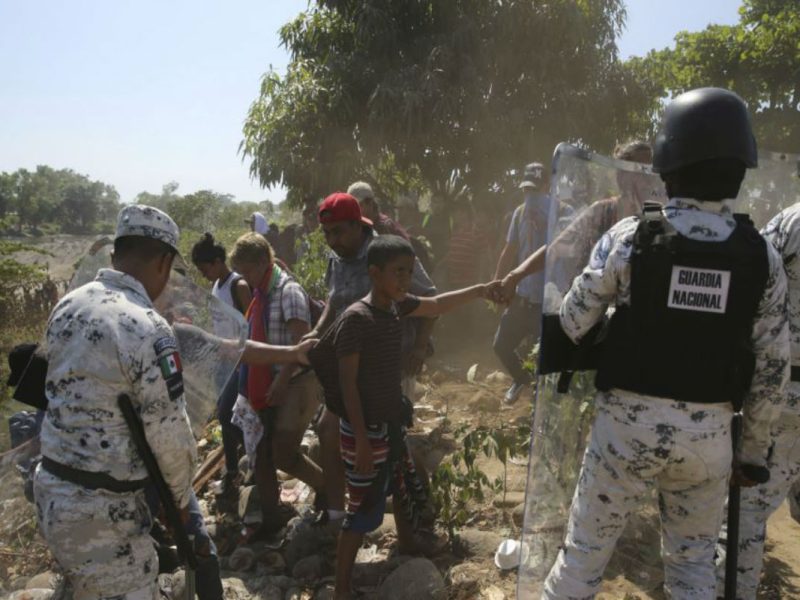 Tras observar cómo autoridades se cubrían con escudos, tolotes, armas largas y barras metálicas, se notó cómo la migración ordenada y segura no se cumple