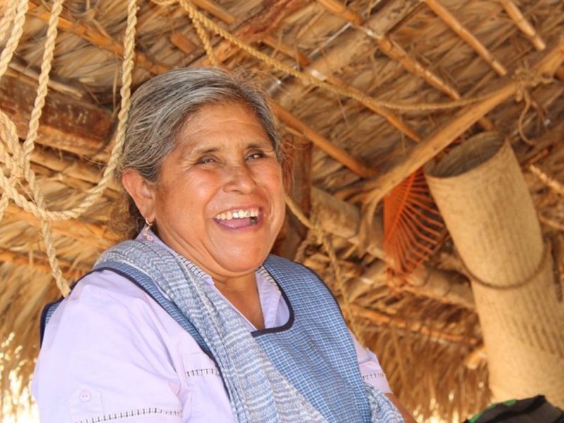 mujer indígena sonriendo