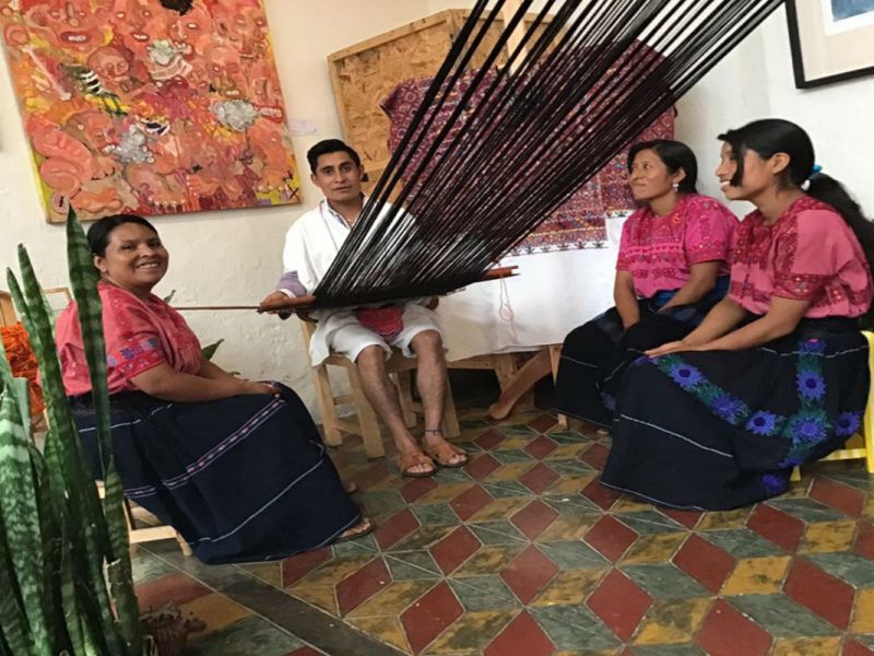 Alberto López haciendo un telar