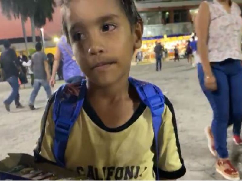 Yahir, uno de los niños migrantes que vende chicles para sobrevivir
