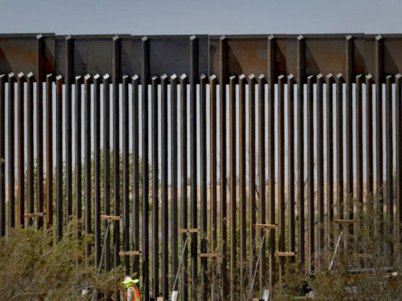 Migra aprovecha los celulares para encontrar a migrantes en la frontera AP VOA