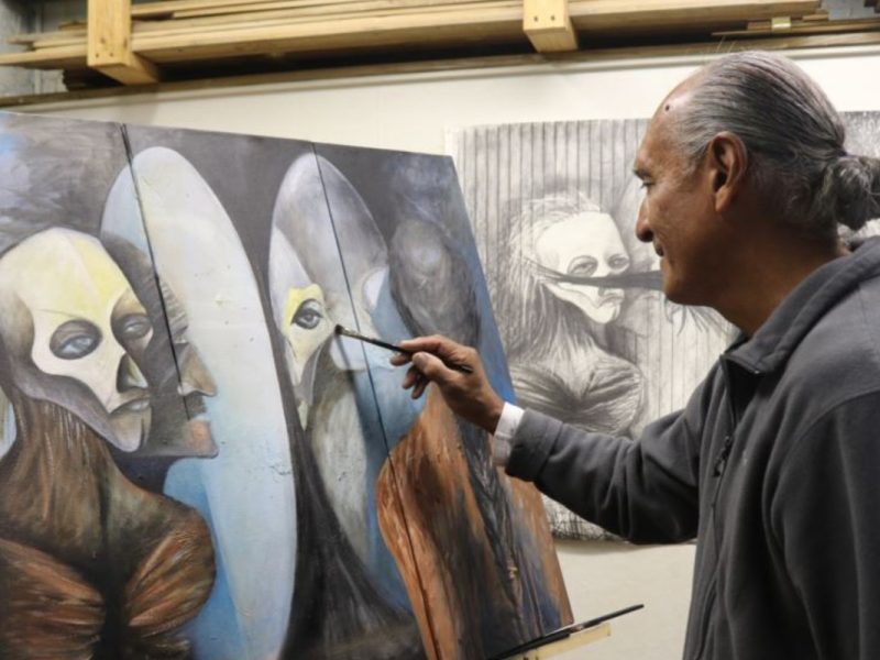 El artista visual Ricardo Santos Hernández utiliza el arte como una forma de activismo para crear conciencia sobre la difícil situación de los migrantes centroamericanos y mexicanos y la política de inmigración de Estados Unidos