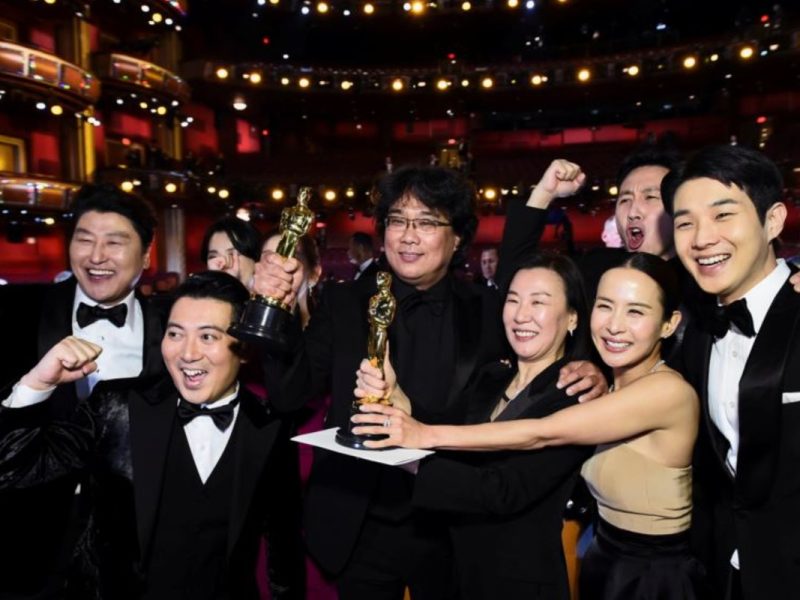 “Parasite” gana mejor película y hace historia en los Oscar