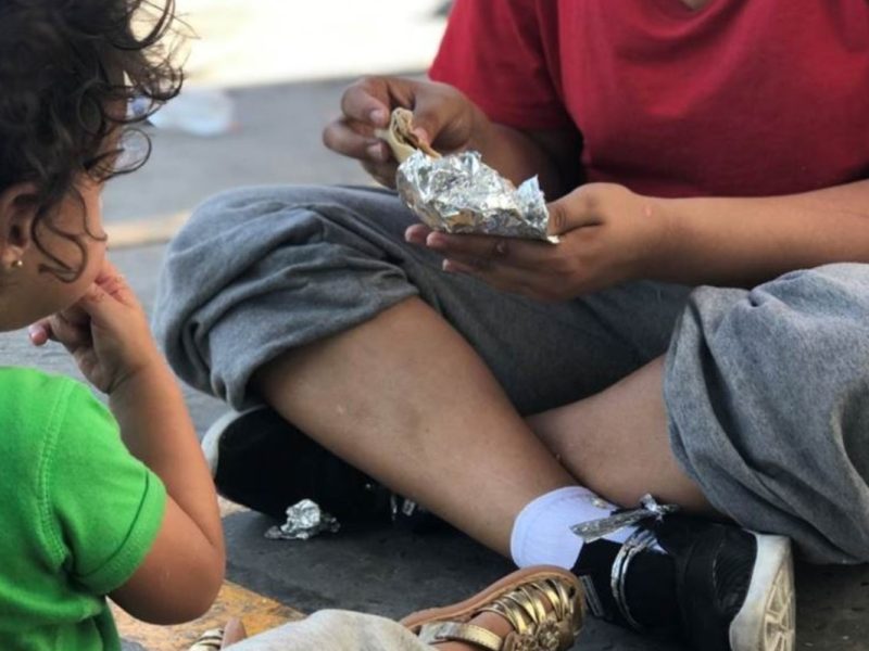 Migrantes que no sepan inglés, de escasos recursos o sin estudios, podrían ser considerados caga pública