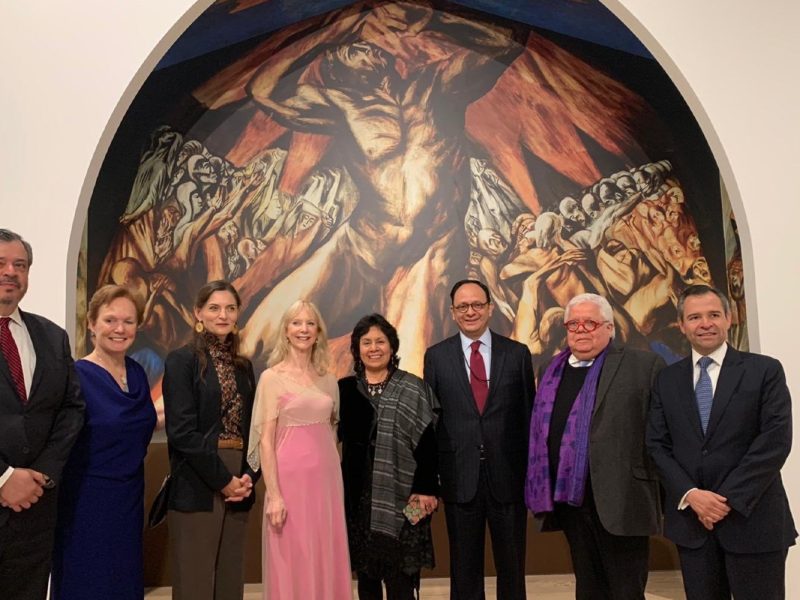 artistas estadounidenses y mexicanos presnetando sus obras inspiradas en el muralismo mexicano