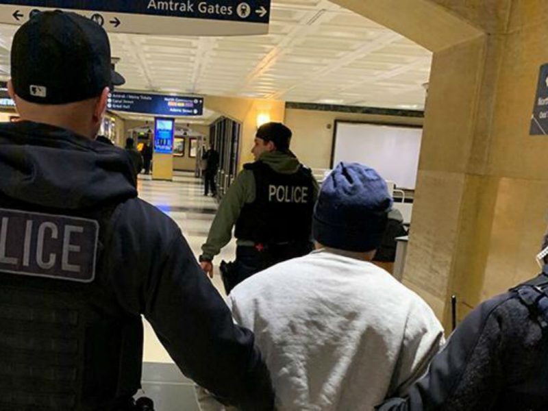 Agentes de ICE arrestan a un migrante en Chicago ICEgov