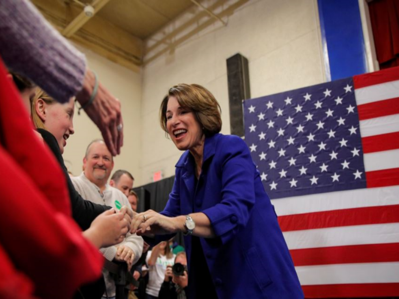 Amy Klobuchar, precandidata demócrata a la presidencia, quedó mal parada ante miles de hispanos que veían una entrevista de la cadena Telemundo. No supo decir el nombre del presidente mexicano. Tom Steyer tampoco supo decirlo. Foto Reuters