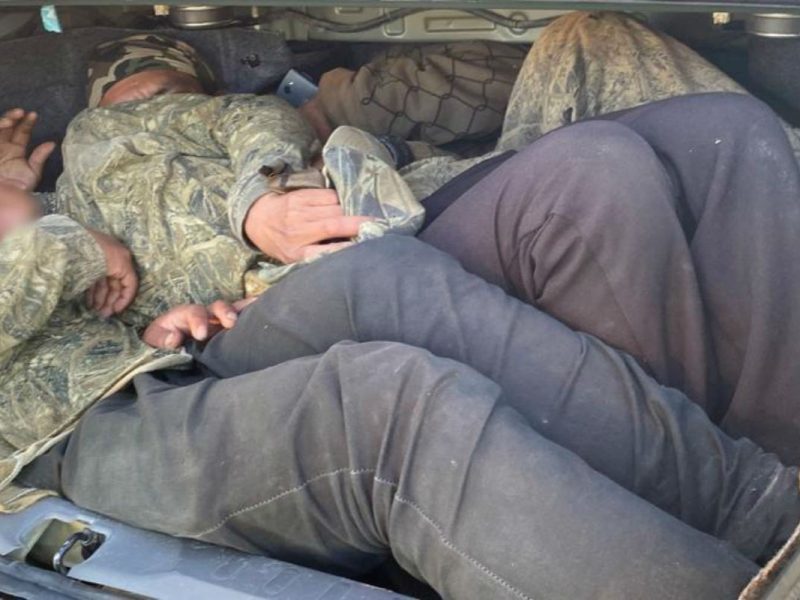 Agentes fronterizos descubrieron extranjeros ilegales escondido dentro de un vehículo detenido al oeste de Tucson el jueves
