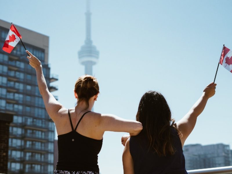 Dos jóvenes sosteniendo la bandera de Canadá