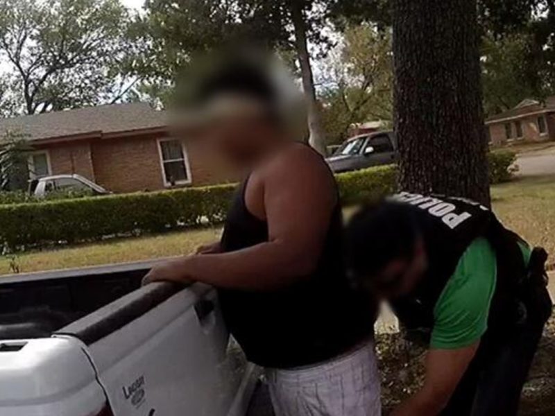 ICE detiene a un migrante en su camioneta