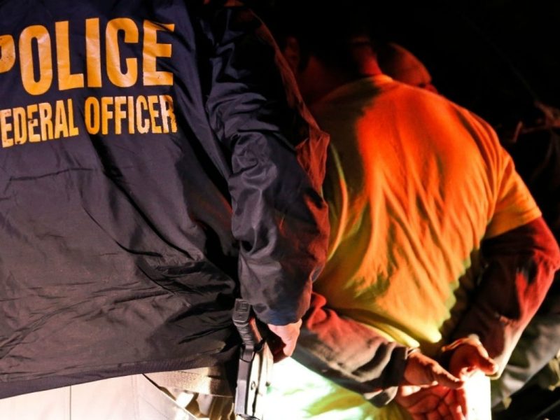 Desde hace un año, Erick Díaz espera que ICE repare el daño físico que sigue sufriendo.