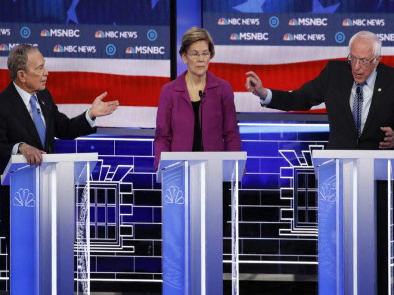 De izquierda a derecha, los candidatos a la nominación presidencial demócrata Michael Bloomberg, Elizabeth Warren y Bernie Sanders en el debate patrocinado por NBC en Las Vegas, Nevada, el miércoles, 19 de febrero de 2020.