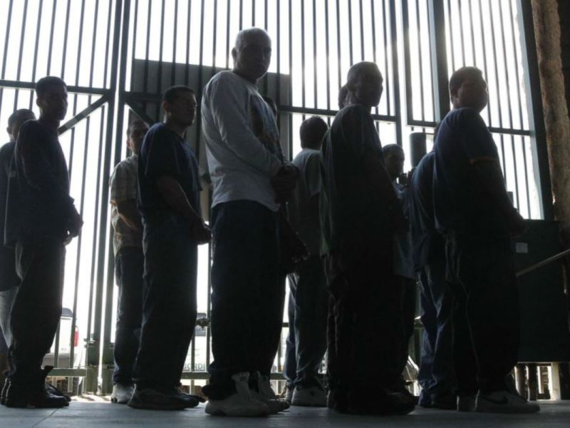 Pese a las condiciones insalubres, ICE no ha permitido que los migrantes abandonen sus centros de detención. Foto: AP / Voz de América