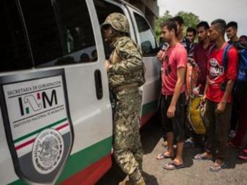INM deteniendo a migrantes