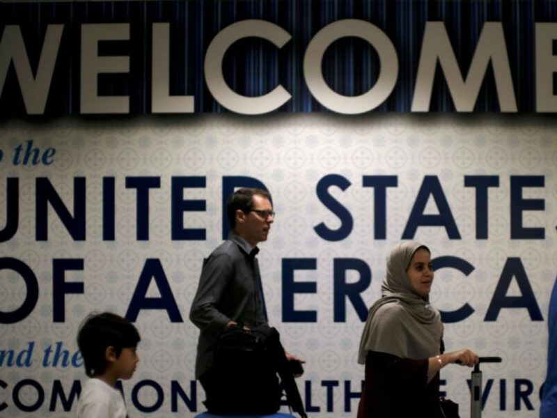 DHS Implementará la Regla Final de Inadmisibilidad por Motivos de Carga Pública en Todo el País Reuters VOA