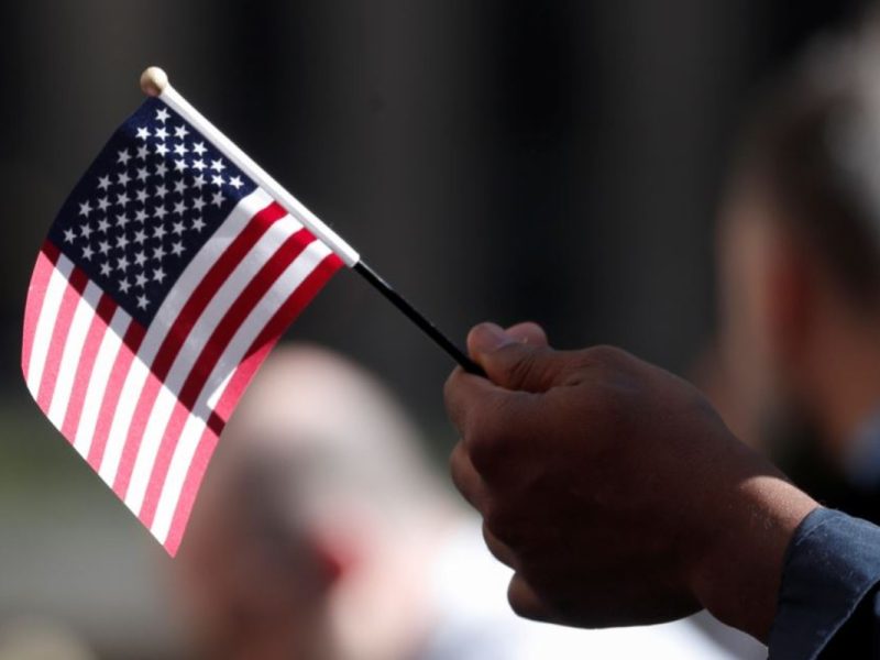 Con este examen, USCIS facilita el camino a la ciudadanía para los solicitantes.