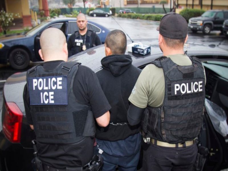 Agentes de ICE arrestando a migrante