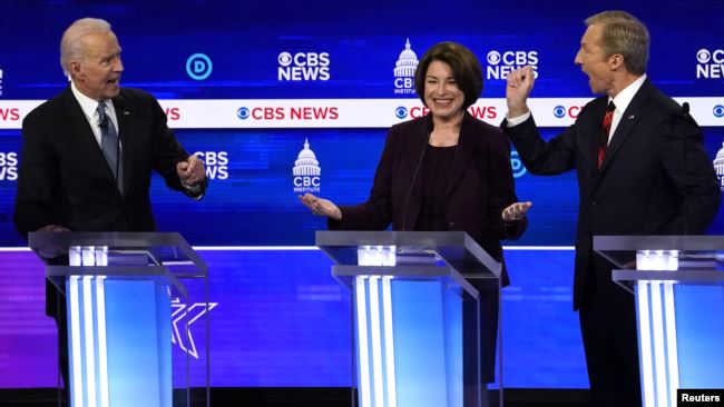El exvicepresidente Joe Biden (izq.), la senadora por Minnesota, Amy Klobuchar, y el millonario Tom Steyer discuten durante el décimo debate en Carolina del Sur.