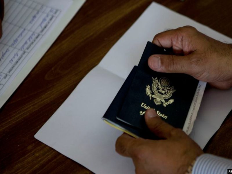 Una persona sostiene un pasaporte de EE.UU. en un centro para reportarse en Islamabad, Pakistan, el 29 de julio de 2010.