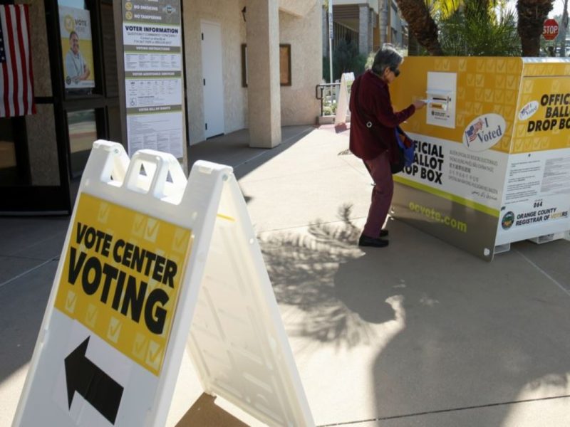 Mujer votando en el supermartes