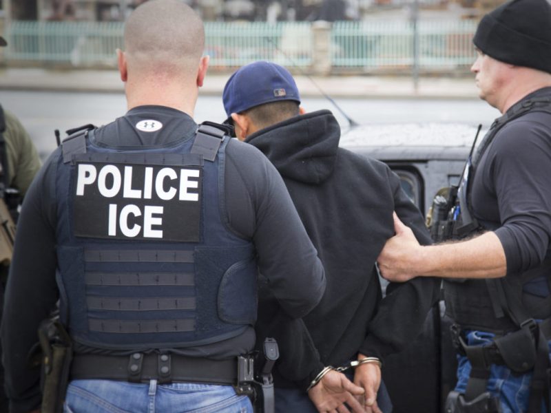 ICE rechaza cargos contra agentes que usan tácticas de intimidación
