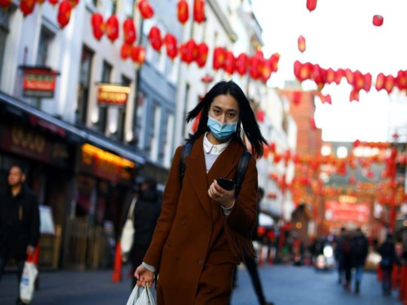 Una mujer usa una máscara protectora camina en el distrito de Chinatown, en Londres, Gran Bretaña, el 2 de marzo de 2020.