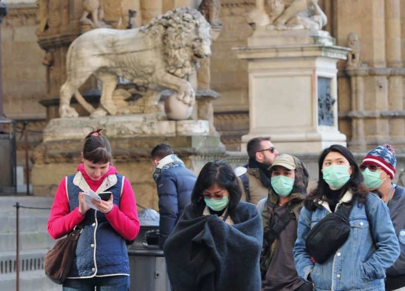 Miles de solicitantes de asilo tendrán que esperar varios meses para reanudar sus casos en los tribunales de inmigración de EEUU. Foto: Voz de América, Reuters