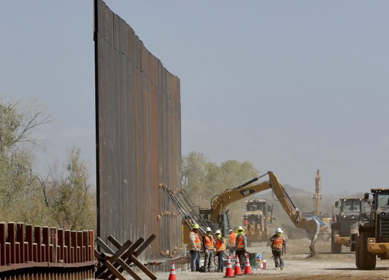 Embarazada de 19 años de edad muere tratando de escalar el muro fronterizo