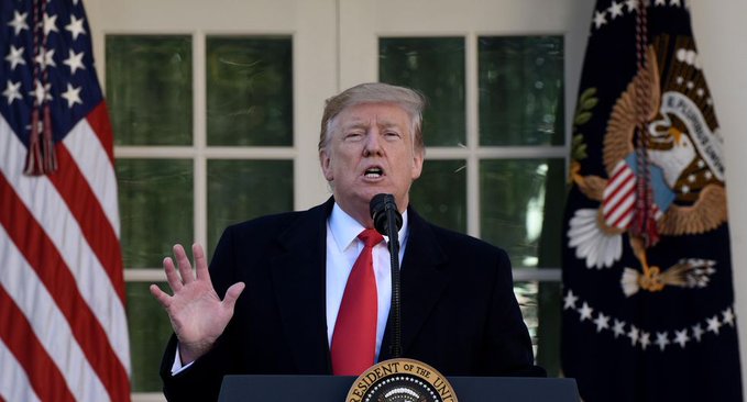 Trump anuncia cierre temporal de frontera con Canadá por coronavirus