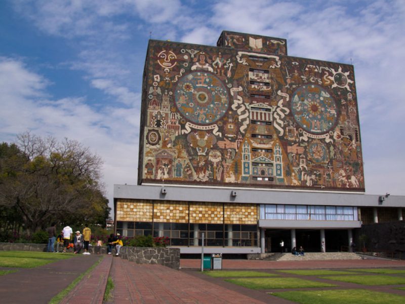 La Universidad Nacional Autónoma de México (UNAM) tiene 3 procesos de admisión al año para su Universidad Virtual, concurso de febrero, junio y noviembre en los cuales habrá lugares para más de 17 licenciaturas en línea que podrás estudiar desde cualquier parte de México, para poder inscribirte necesitas cubrir todo el proceso de admisión presencialmente, registrarte a la convocatoria de la UNAM vigente durante el mes o meses previos al concurso correspondiente, concluir satisfactoriamente el examen de admisión y entregar tus documentos en forma si fuiste seleccionado.