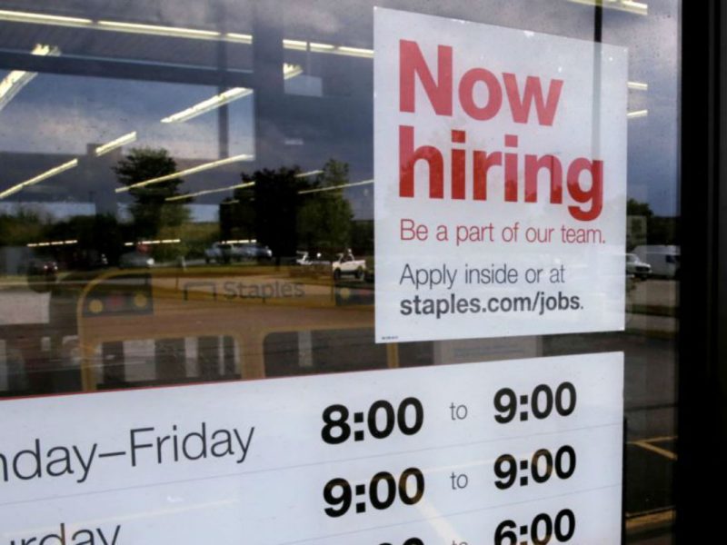 Este lunes, los republicanos del Senado anunciarán un nuevo paquete de ayuda económica por el coronavirus. Foto: VOA, AP