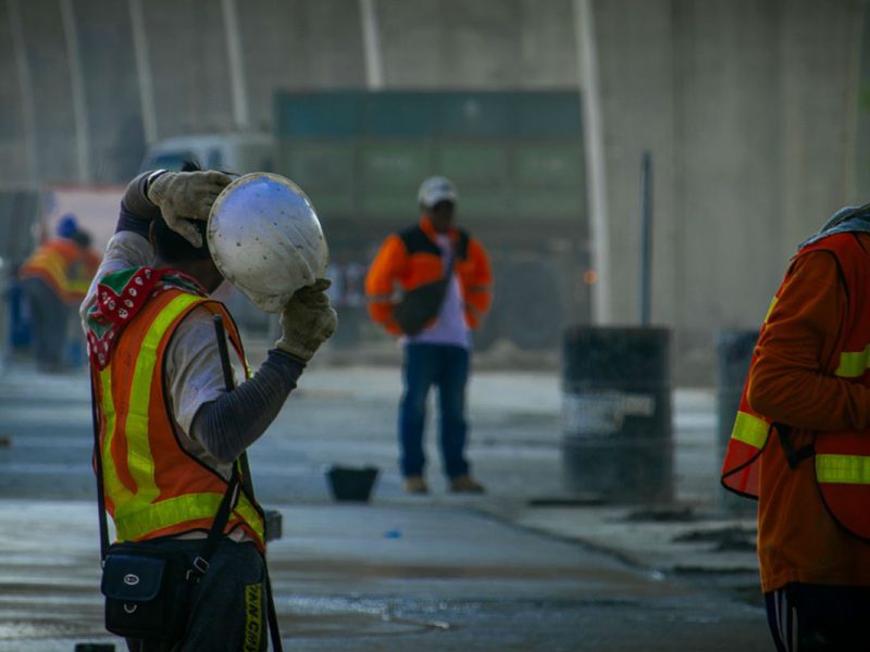 ¿Quiénes deben seguir trabajando en Illinois durante emergencia por coronavirus?