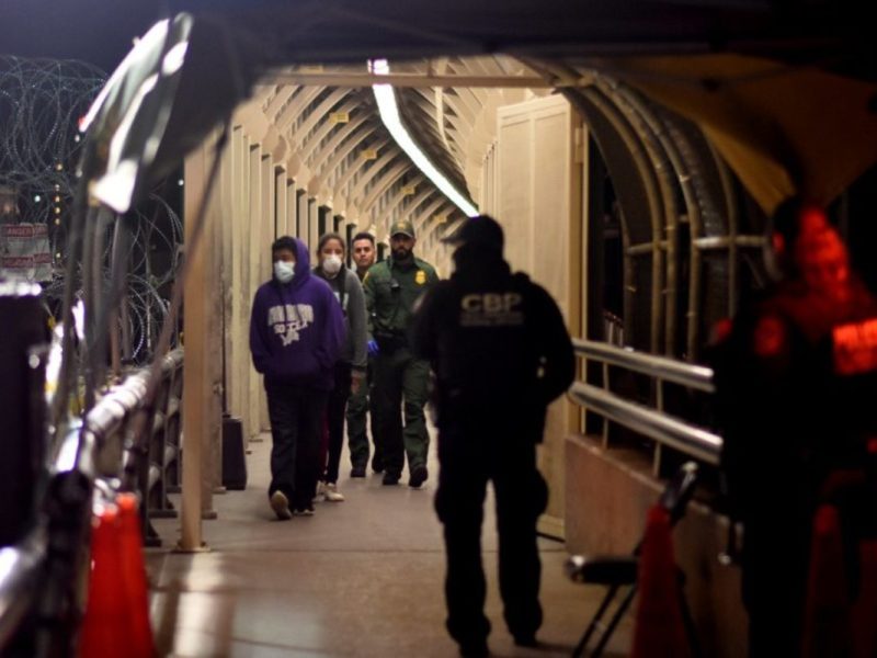 Estados Unidos activa restricción de cruces fronterizos desde México