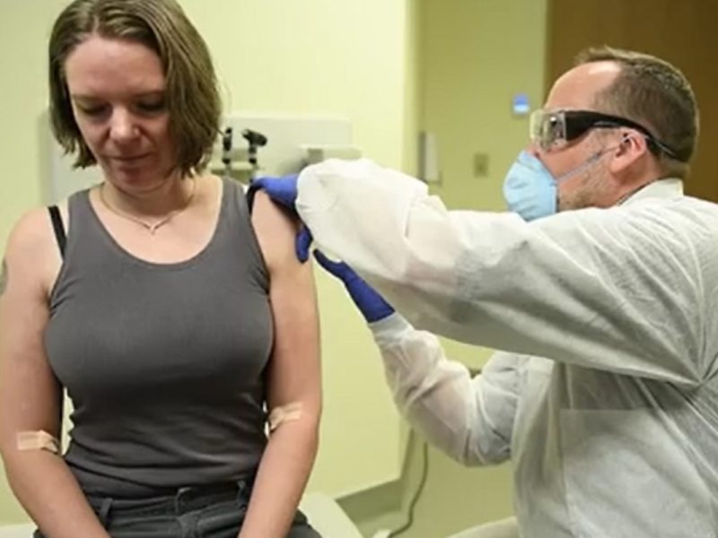 Doctor poniendo prueba de vacuna contra cocornavirus en Seattle